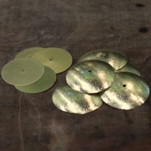 Platinelas marteladas em latão